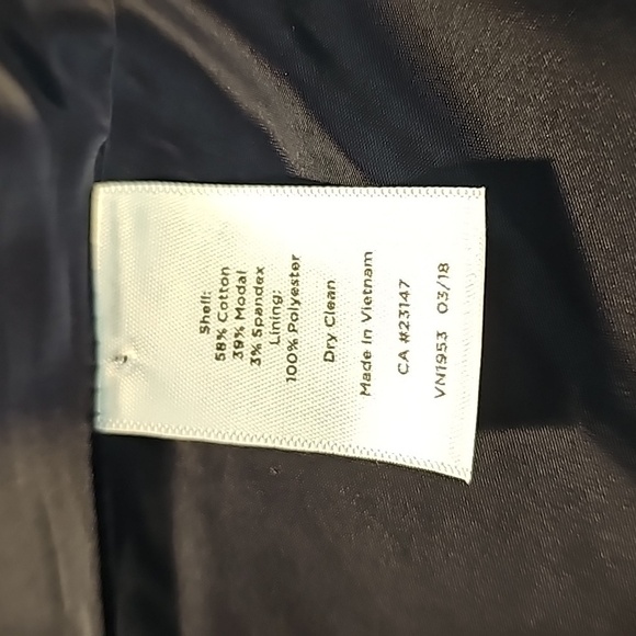 Talbots navy blue blazer. Size 4. Super soft, 2 front pockets. Covered buttons - Picture 8 of 10